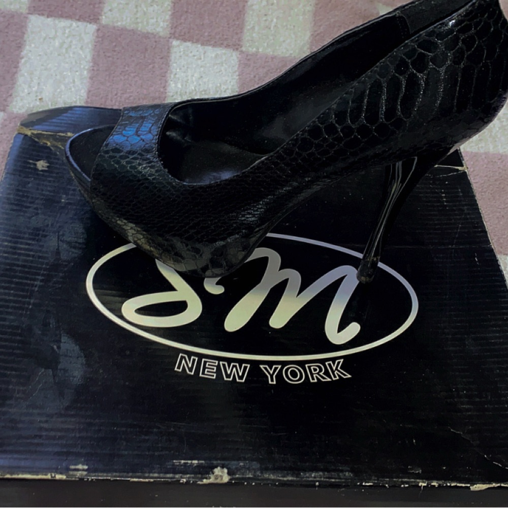 Black Shiny High Heels.